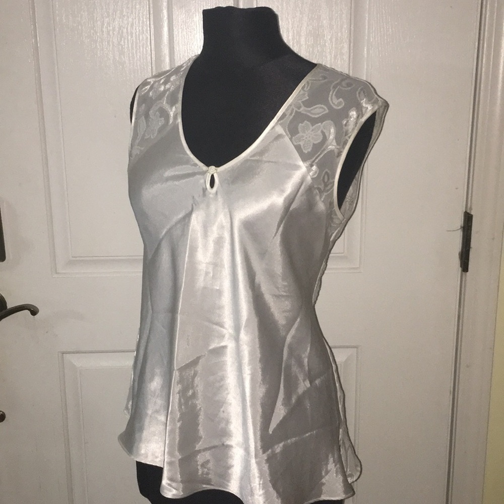 Beautiful Nine and Company sleeveless blouse 👚